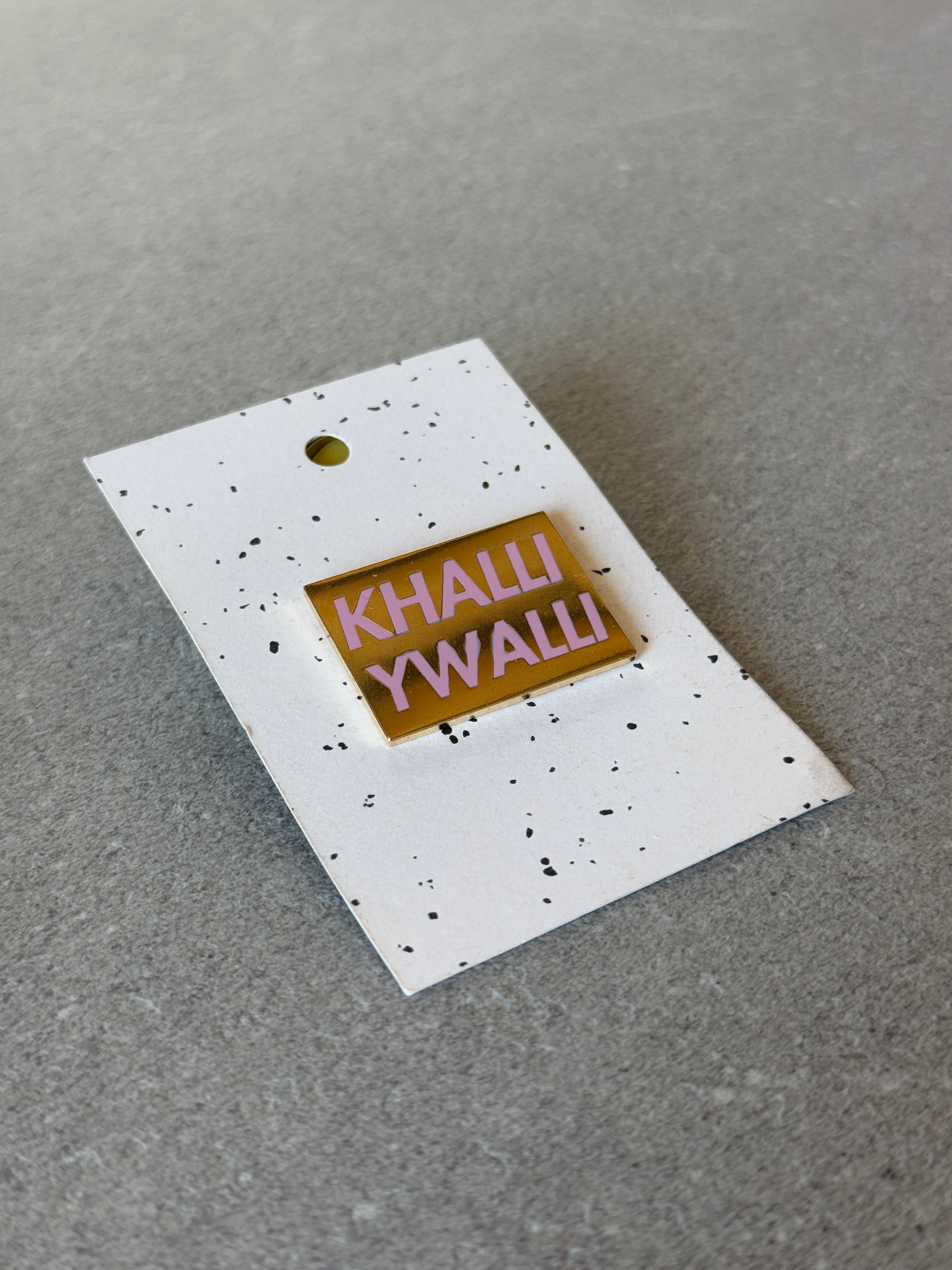 Khalli Yiwalli Luxe Pin – Golden Pink Edition