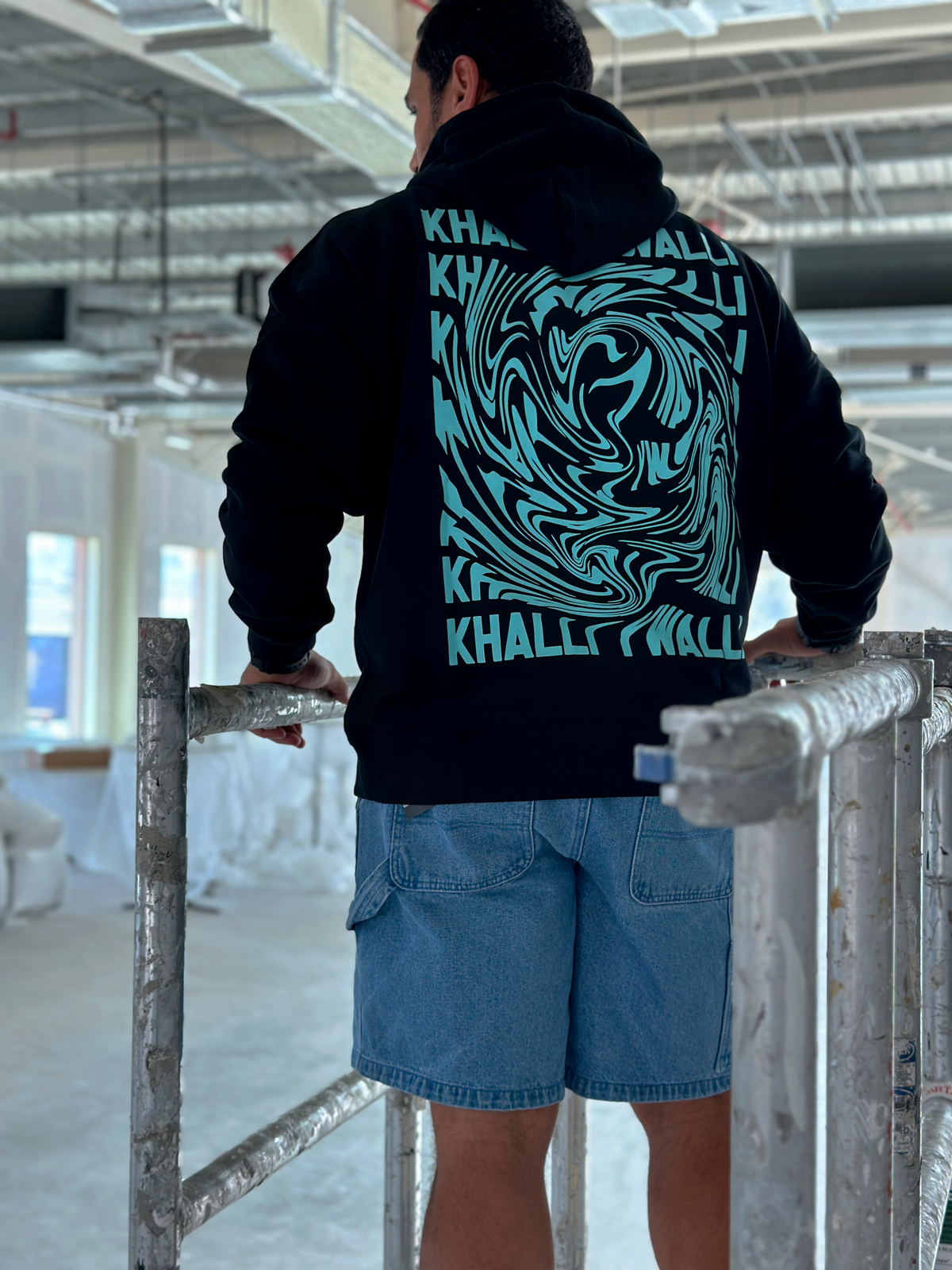 Khalli Yiwalli neon mint Arabic print graphic