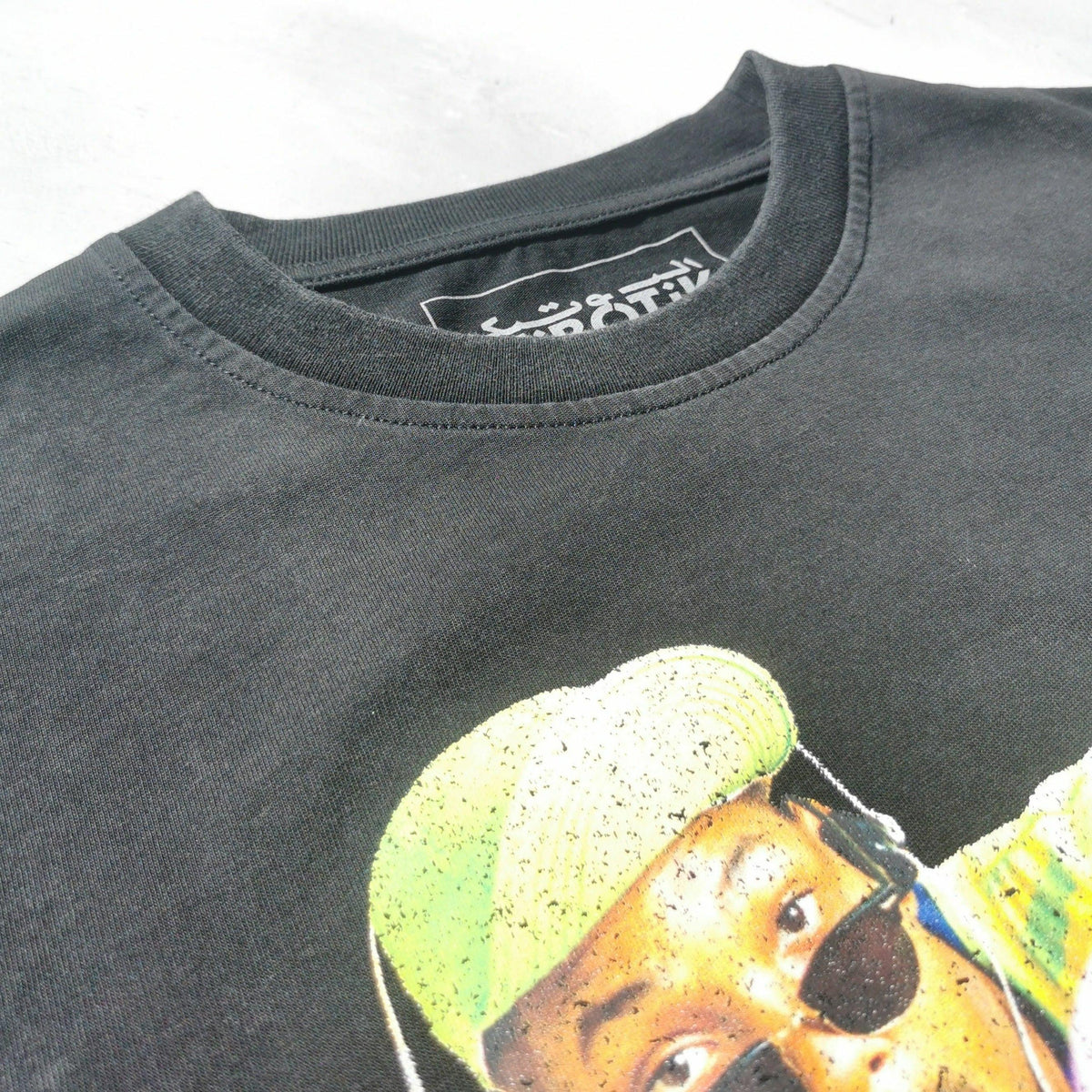Retro washed tee worn, detail